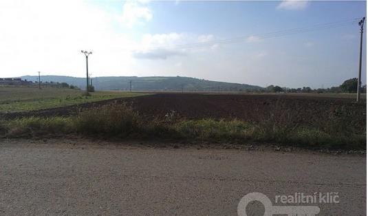 podnikání ); plocha smíšená obytná v obci Opatovice, okr. Brno-venkov; k.ú. Opatovice u Rajhradu; 21 km jižné od centra města Brna. CP 5532 m2, uliční šíře 17 m.