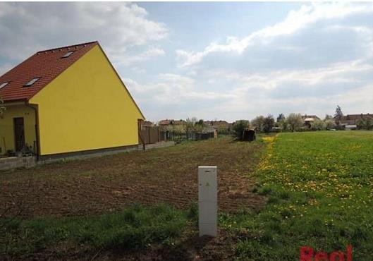 Rajhradice 1 Katastrální území: Rajhradice, okres Brno-venkov Určení pozemku dle územního plánu: bydlení Výměra: 1 731 m² Nabídková cena: 2 336 850 Kč Popis: Stavební pozemek 1731m2 v obci Rajhradice
