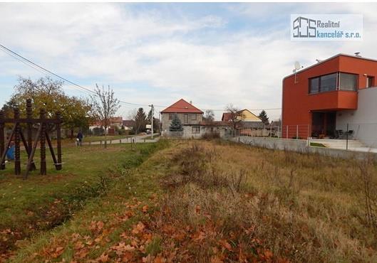 Popis: Stavební pozemek Rajhradice, 1.281m2 pozemek v okrajové části obce se studií projektu moderního rodinného domu.