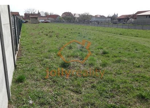 Parcela má tvar lichoběžníku s orientací JZ SV o stranách 19,5x94x7,5x95 metrů. Pozemek je dle územního plánu určený pro výstavbu rodinného domu.
