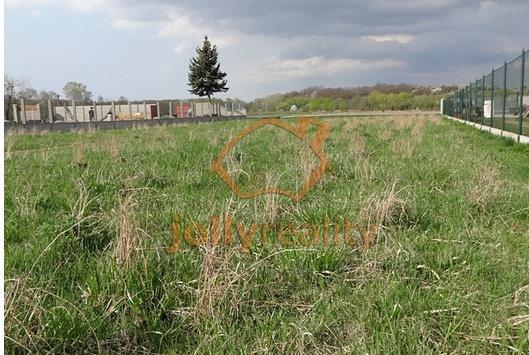 IS (vše na hranici pozemku u obecní cesty) elektřina, voda, plyn, kanalizace. Na pozemku je navíc vybudována vlastní studna.
