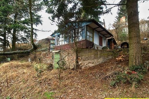 Popis: Zahrada s chatou v Brně - Ivanovicích, 200 m od MHD.