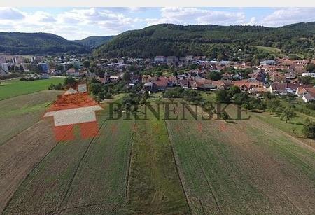 Nově vzniklý pozemek o přibližné výměře 980 m2 bude ze stávajícího pozemku oddělen geometrickým plánem. V současnosti je pozemek veden jako orná půda, šíře pozemku 13 m.
