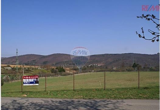 Popis: stavební pozemek pro stavbu samostatného rodinného domu o celkové výměře 1644 m2. Jedná se o poslední volný rovinatý pozemek v k.ú. Veverská Bítýška, část Horka (v nově vzniklé zástavbě).