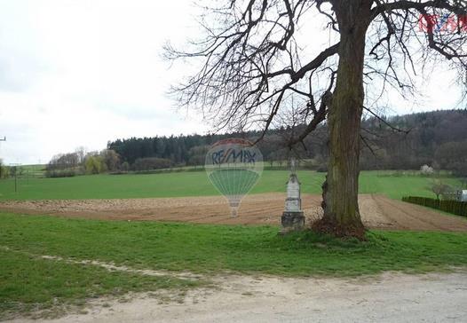 Celková velikost pozemku je 2726 m2, šíře 14 m.