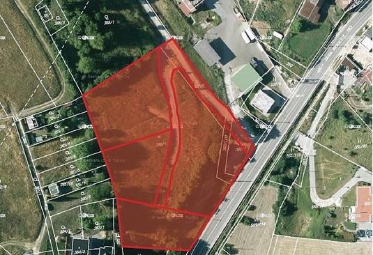 Popis: Prodej většího pozemku vhodného ke stavbě třech rodinných domů (1.717 m²; 1.103 m²; 1.069 m²) a menšího bytového domu (2.247 m²).
