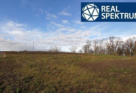 Výměra pozemku: celkem 8 171 m2, možnost dělení na 4200 m2 a 4200 m2 Pozemek je možno napojit na stávající rozvody inženýrských sítí: Vodovod: na hranicích pozemku Kanalizace: na hranicích pozemku El.