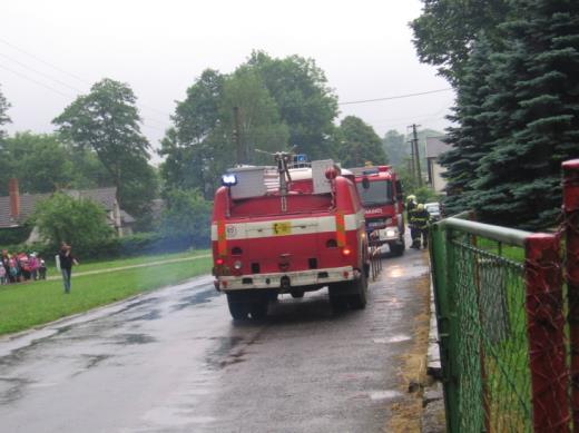 Hasiči v dýchacích přístrojích prováděli průzkum, hašení požáru a vyhledávání osob. Obě pohřešované osoby byly nalezeny a pomocí nosítek nebo vyváděcích dýchacích přístrojů vyvedeny z budovy.