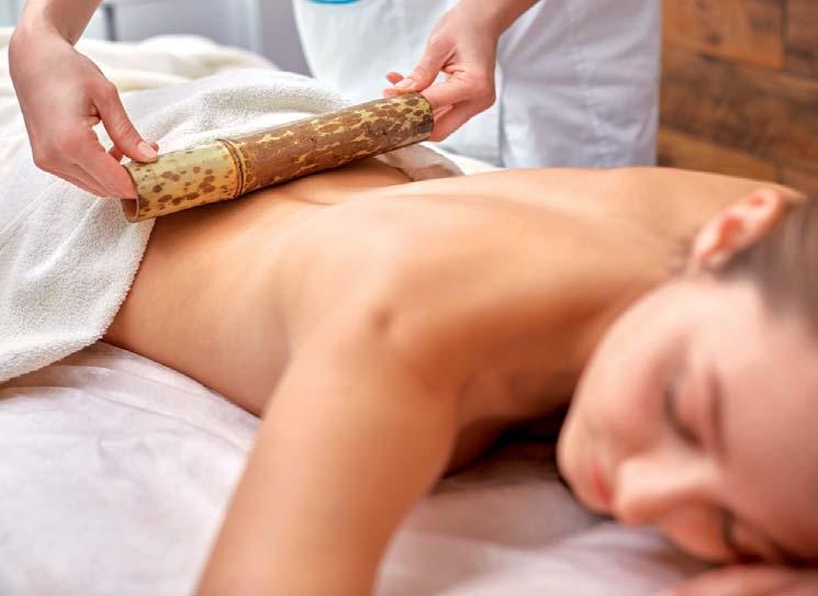 Bambusová masáž 50 min 700 Kč Relaxace pro unavená záda a nohy 50 min 800 Kč Detoxikační masáž pro ženy 50 min 800 Kč Luxusní ošetření Zlato-Jantar 75 min 1300 Kč Rituál bylinkové pohlazení 50 min
