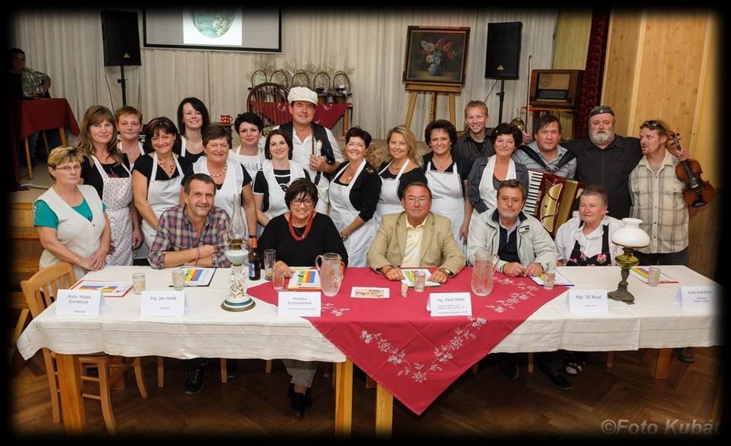 Vmícháme přecezenou krev, nesmí dojít k varu, jinak se srazí. Stále mícháme, alespoň 20 minut.