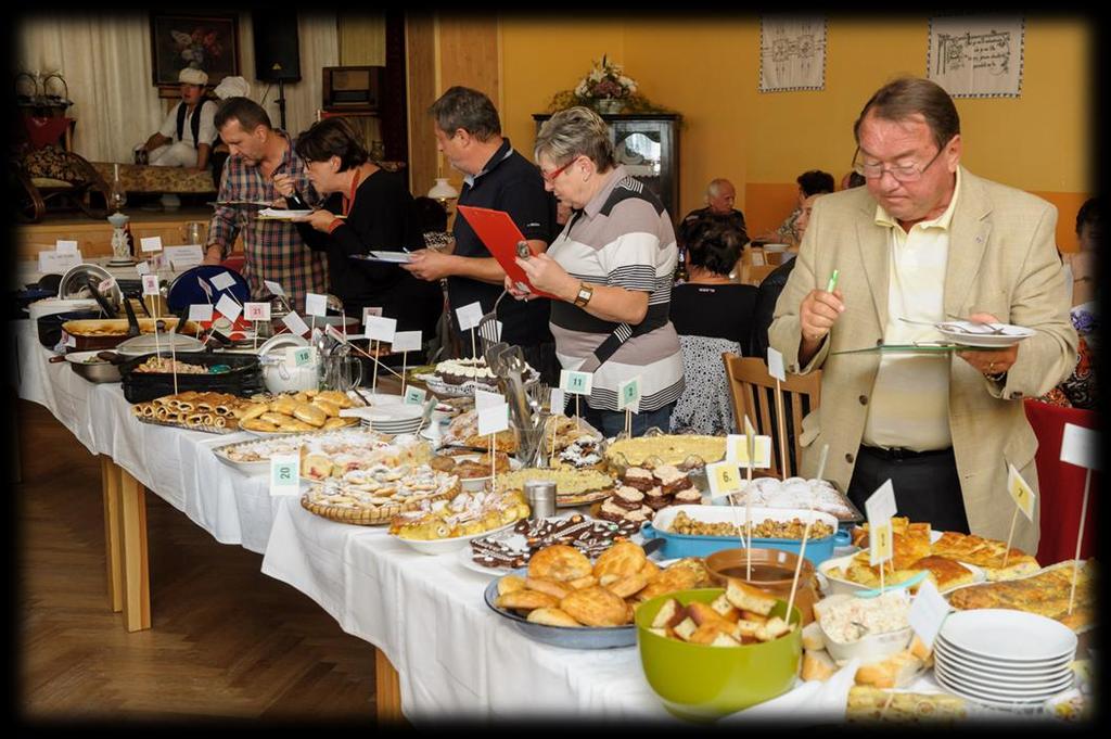 Škvarkové placky 1 kg hladké mouky, 0,5 kg rozsekaných škvarků zalitých sádlem, 0,7 l mléka, 2 vejce, 1 kostku droždí, sůl, trochu cukru do kvásku Škvarky dávám rozehřát do mikrovlnky.