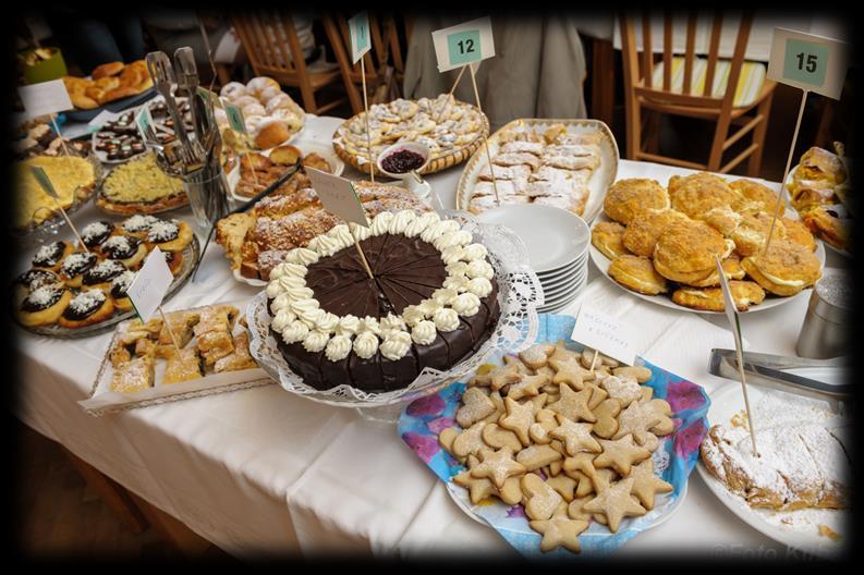 Zámecká paštika 400 g vařeného nebo pečeného králičího masa, 300 g syrového vepřového bůčku, 1 větší cibule,100 g slaniny, 2 vejce, 1 lžička paštikového koření, 1 lžička grilovacího koření, 2