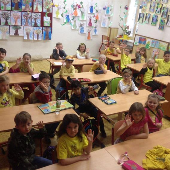 Žáci prvního stupně si o významu Slunce povídali celý týden, kdy v rámci některých hodin vytvářeli projekty o Slunci, čerpali z různých materiálů, knih, internetu a ve skupinkách zpracovávali