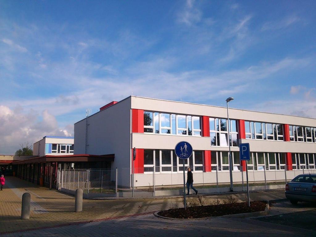 Štefcováček Jaro 2017 Základní škola a Mateřská škola, Hradec Králové, Štefcova 1092 Štefcováček je zpravodaj ZŠ a MŠ Štefcova, který je určen především rodičům našich žáků, obsahuje informace o dění