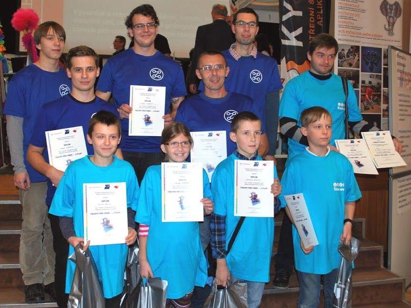 Sportování bez hranic Knihovna v Malšovicích 4) Bezpečně na silnici - v září se všechny čtyři první třídy zúčastnily akce "Bezpečně na silnici" pořádané Magistrátem města Hradec Králové.