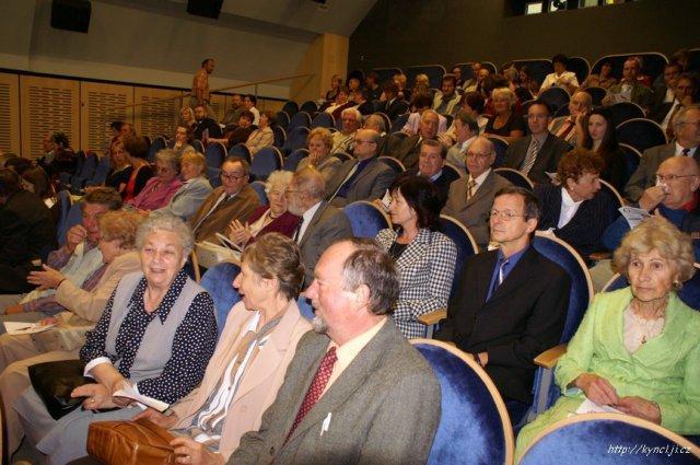 8. Devadesát let českého gymnázia v Jihlavě V roce 2009 jsme si připomněli 90. výročí od zaloţení českého gymnázia v Jihlavě. Svou dlouholetou tradici začalo psát jihlavské gymnázium uţ ve 13.