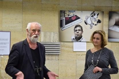 Jindřicha Štreita, jehož fotografie se dostaly i do sbírek světových galerií. Vlastní je např. Muzeum moderního umění v New Yorku. Výstava nese název Držíme spolu.