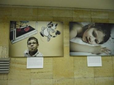 Fotografie upozorňují na to, že i takto postižené děti chtějí žít kvalitní život. Výstavu uspořádala VOŠS ve spolupráci s Asociací rodičů dětí s DMO a přidruženými neurologickými onemocněními.