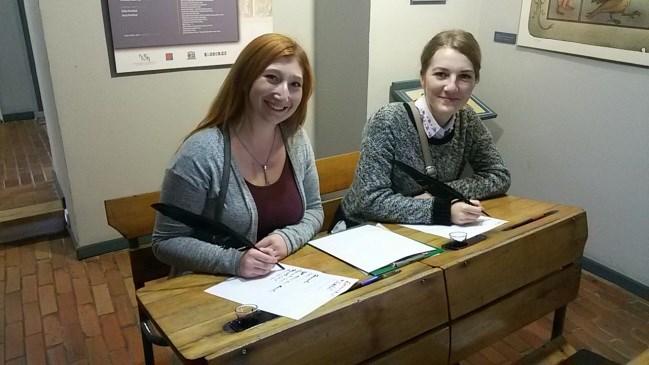 Jedinečnost, kterou tato výstava měla, byla, že jsme dostaly speciální pracovní sešity a při prohlídce celé expozice jsme hledaly odpovědi na položené otázky.