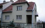 Dům je vytápěn plynovým topením, zahrada o ploše 300 m 2. 606 702 417 3.400.
