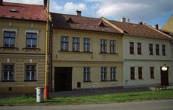 Je propojen s původní dřevěnicí a náleží k němu 2 hosp. stavení a přilehlé pozemky cca 600 m 2.