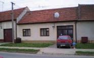 000 Kč RD 2+1 s garáží a menším dvorkem, nová elektroinstalace a rozvody vody.