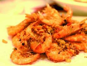 PIKANTNÍ KREVETY krevety olej česnek pepř mletý chilli mleté chilli omáčka 10 ks 2 lžíce stroužek 10 g Postup: omyté a osušené