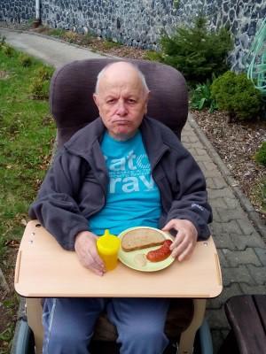 Paní Pastírová krájela buřty na gril, pan Hron připravoval dřevo do