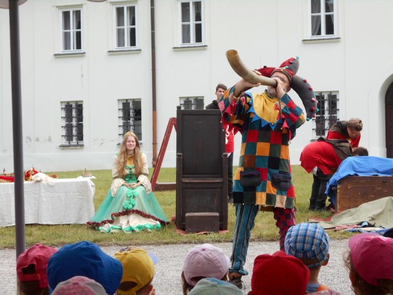 Červenec 2018 Zpravodaj obce Bohuslavice č. 307 Stránka 12 Děkuji všem rodičům, kteří pomáhají našim školkám, podílejí se na menších opravách, dávají nám omalovánky, papíry, pečou nám dobroty.