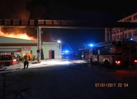 se o požár komplexu průmyslových hal na ulici Štefánikova v Kopřivnici, byl vyhlášen III. stupeň požárního poplachu.