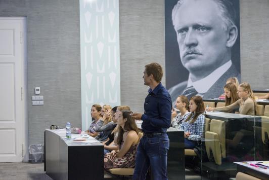 Intenzivní přípravný kurz 2018 Jak je strukturovaná výuka? Ke každé hodině student dostane seznam tzv. klíčových slov, která budou na hodině probírány.