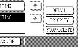 4 OBSLUHA ZAŘĺZENĺ Nastavení priority tiskové úlohy, zrušení tiskové úlohy (část 1) Nastavení priority tiskové úlohy Pokud tisková úloha čeká, protože zařízení kopíruje nebo tiskne přijatý fax,