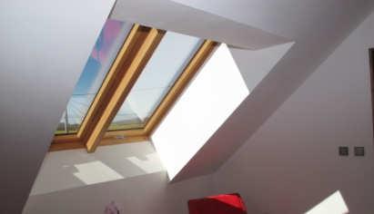 Omyvatelný obklad bílé barvy je upevněn k oknu pomocí skrytých úhelníků. Zjednodušuje a urychluje výměnu střešního okna, výrazně se sníží prašnost při obnově obkladu.