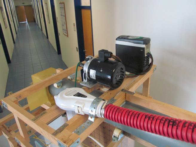 Mezi ně byl vsypáván elektricky nabitý materiál pomocí podavače vyrobeného ze skloepoxidového laminátu,který má dostatečně nízkou elektrickou vodivost.