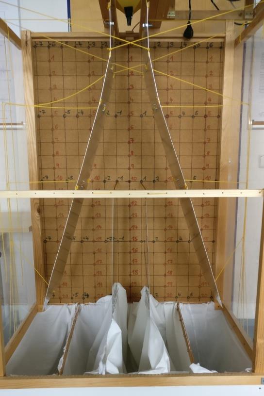 4.2.1.1 Elektrody Hlavní částí separátoru jsou elektrody z hliníkových plátů o rozměrech 400x300mm a tloušťce 1mm pod vysokým napětím.