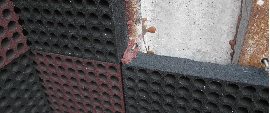 polyuretanového pojiva. Jak je patrné z obr. 1 (který je pořízen v současnosti, tedy cca 20 let po výstavbě), je zvukově pohltivá vrstva tvořená pryžovými deskami v poměrně dobré kondici.