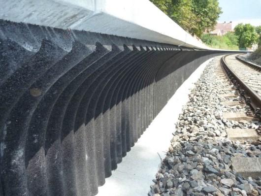 Tato hodnota byla změřena na straně s clonou, v měřícím bodě vzdáleném 7,5 m od osy koleje, ve výšce 0,5 m nad TK [9].