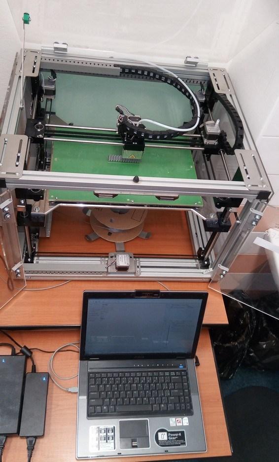 3D tiskárnu rovněž využívají studenti v rámci řešení svých závěrečných prací. Příkladem může být např.