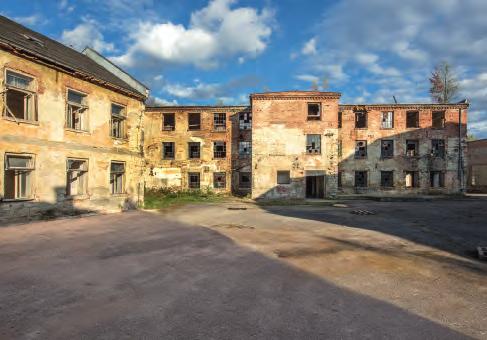 šinou polští Židé. Táborem prošlo asi 150 osob, dva Židé zde zemřeli a byli pohřbeni na místním hřbitově. Obdobný tábor, kde byli mimo jiné internováni Židé, existoval v nedalekém Malíkově.