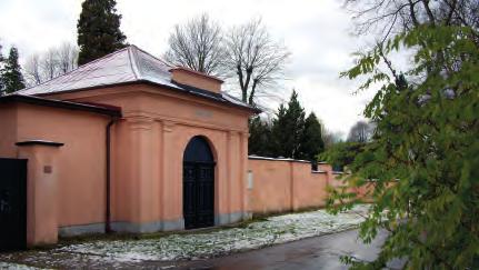 V ROCE 1942 NĚMEČ- TÍ NACISTÉ PARDUBICKÉ ŽIDY DEPOR- TOVALI A AŽ NA OJEDINĚLÉ VÝJIMKY VYVRAŽDILI V KONCENTRAČNÍCH TÁ- BORECH. ŽIDOVSKÁ OBEC PRAHA, MĚS- TO PARDUBICE, PROSINEC 1992.