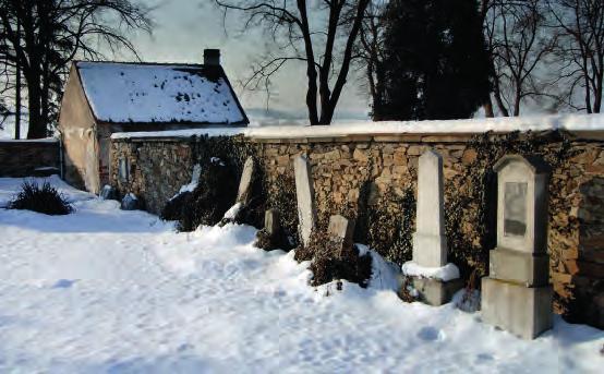 Přelouč. Náhrobky u zdi hřbitova Tombstones at the cemetery wall. Postupně se však vytvořily pro obě strany výhodné ekonomické vztahy.