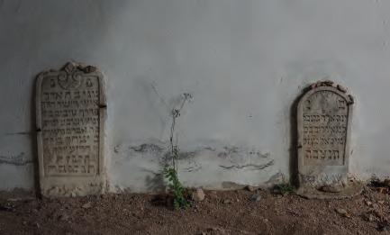 Dřevíkov. Náhrobky umístěné ve vstupní bráně hřbitova. / Tombstones in the cemetery entrance gate. דר ביקוב. מצבות קבורה בתוך מבנה שער הכניסה לבית הקברות. Dřevíkov. Vstupní brána na hřbitov.