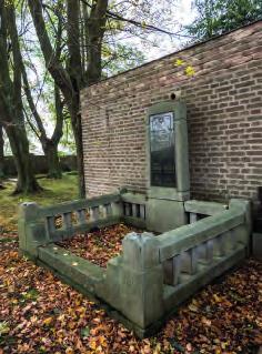 Hlinsko. Vstupní brána s vysokou cihlovou zdí ohrazující hřbitov. An entrance gate with a high brick wall enclosing the cemetery. הלינסקו. שער הכניסה לבית הקברות וחומת הלבנים הגבוהה. Hlinsko.