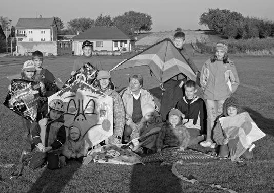 4 Drakiáda Neděle 10.10.2010 byla jak objednaná na pouštění draků. Sluníčko i dostatečný vítr nám zpříjemnilo nedělní odpoledne na hřišti TJ Žákovice.