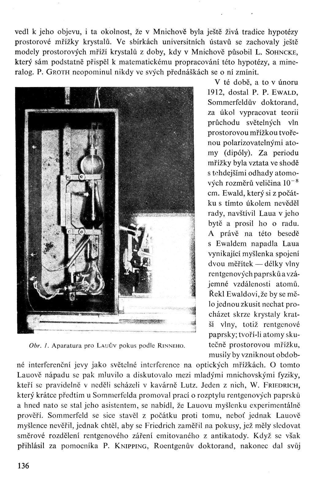 vedl k jeho objevu, i ta okolnost, že v Mnichově byla ještě živá tradice hypotézy prostorové mřížky krystalů.