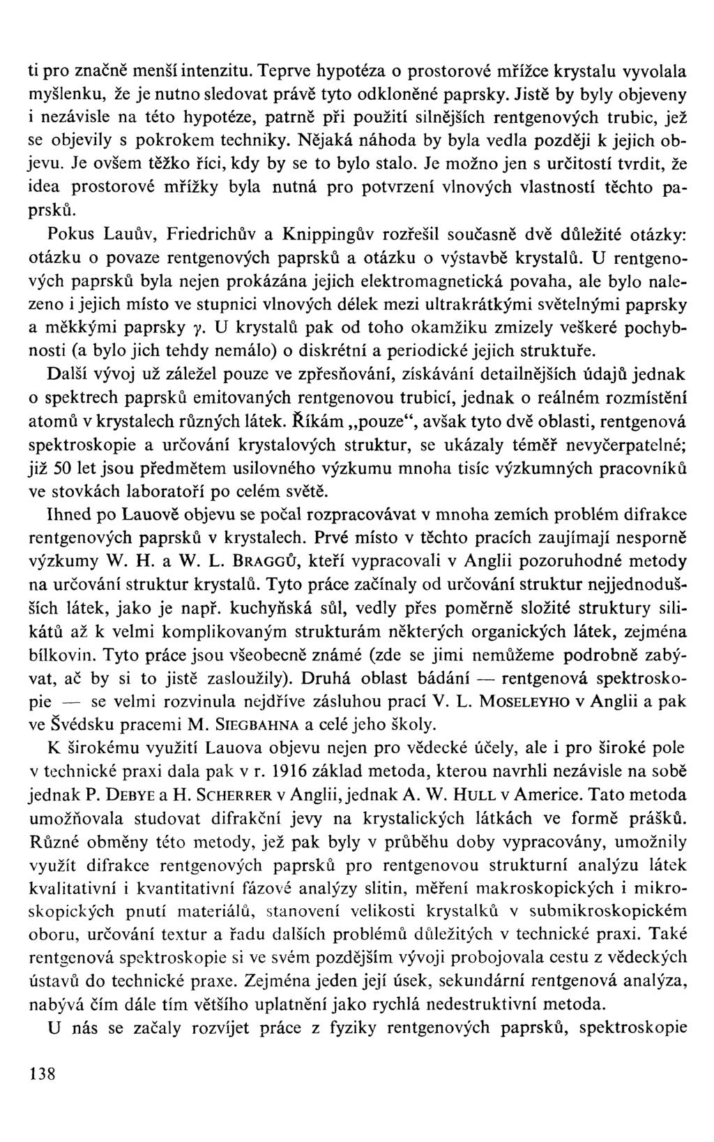 ti pro značně menší intenzitu. Teprve hypotéza o prostorové mřížce krystalu vyvolala myšlenku, že je nutno sledovat právě tyto odkloněné paprsky.