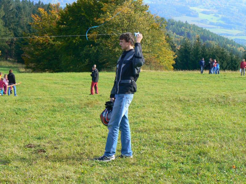 Není! To proto, že motocyklistickou helmu, která je drahá a pro něj