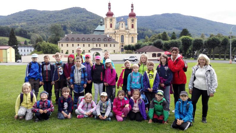 8 RADOSTNÁ STUDÁNKA INFORMACE ZE ŠKOLY A ŠKOLKY AKCE V ŘÍJNU První měsíc školy utekl jako voda, a proto mi dovolte, abych vás ve zkratce seznámil s tím, co jsme všechno prožili a čím škola žije.