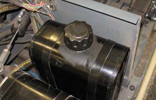 ÚDRŽBA HYDRAULIKA PRO VAŠI BEZPEČNOST: Před odchodem od zařízení nebo před jeho servisem zastavte na rovné ploše, zařaďte parkovací brzdu, vypněte zařízení a vyjměte klíček.
