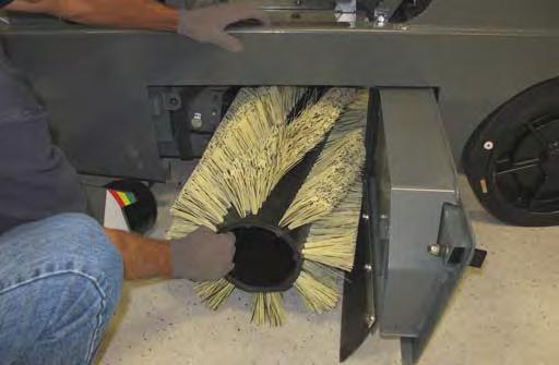 Vyměňte hlavní kartáč nebo otočte konce hlavního kartáče. 6. Nasuňte kartáč do kartáčového prostoru a až na doraz na hnací náboj. 7.